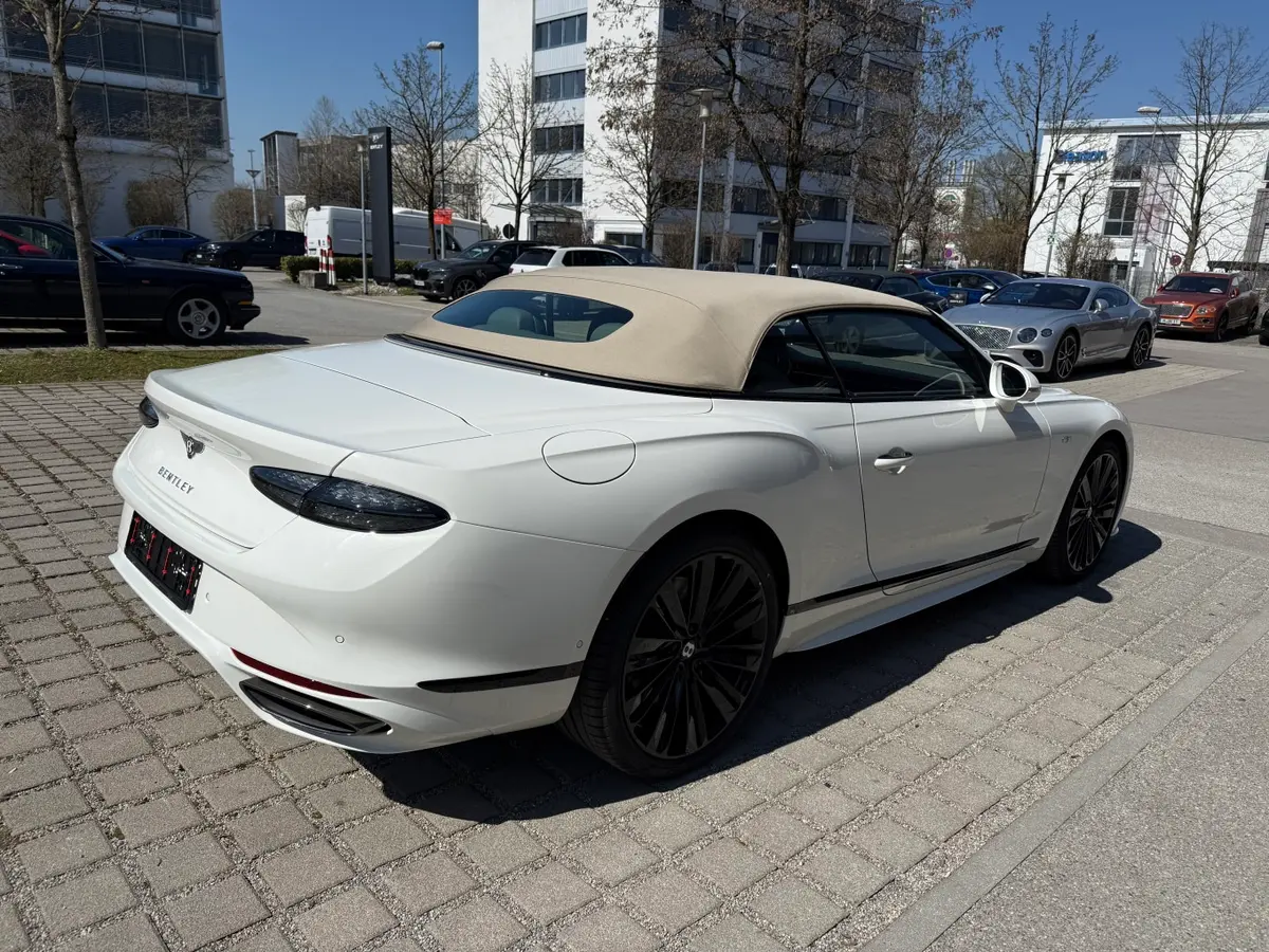Bentley Continental GTC Speed 2025, exterior — Rome Luxury Cars, Roma. Bentley Continental GTC Speed en Roma El alquiler del Bentley Continental GTC Speed 2025…