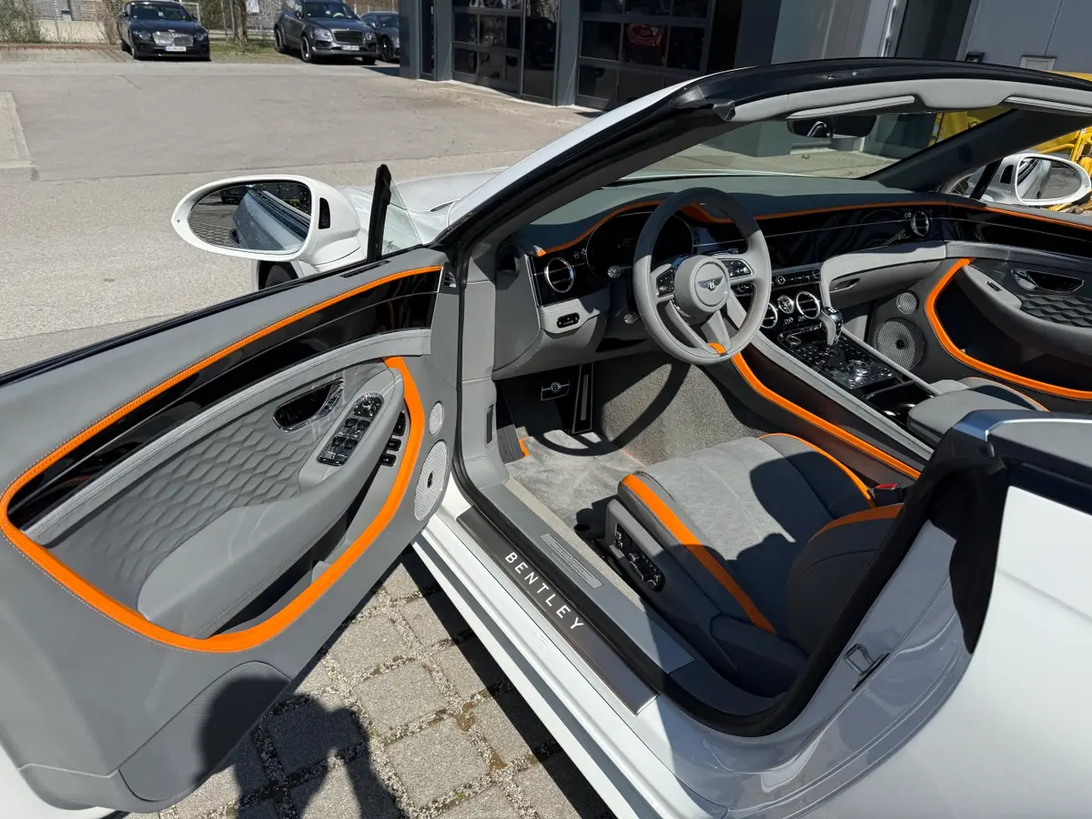 Bentley Continental GTC Speed 2025, vista frontal — Rome Luxury Cars, Roma. Bentley Continental GTC Speed en Roma El alquiler del Bentley Continental GTC Speed 2025…