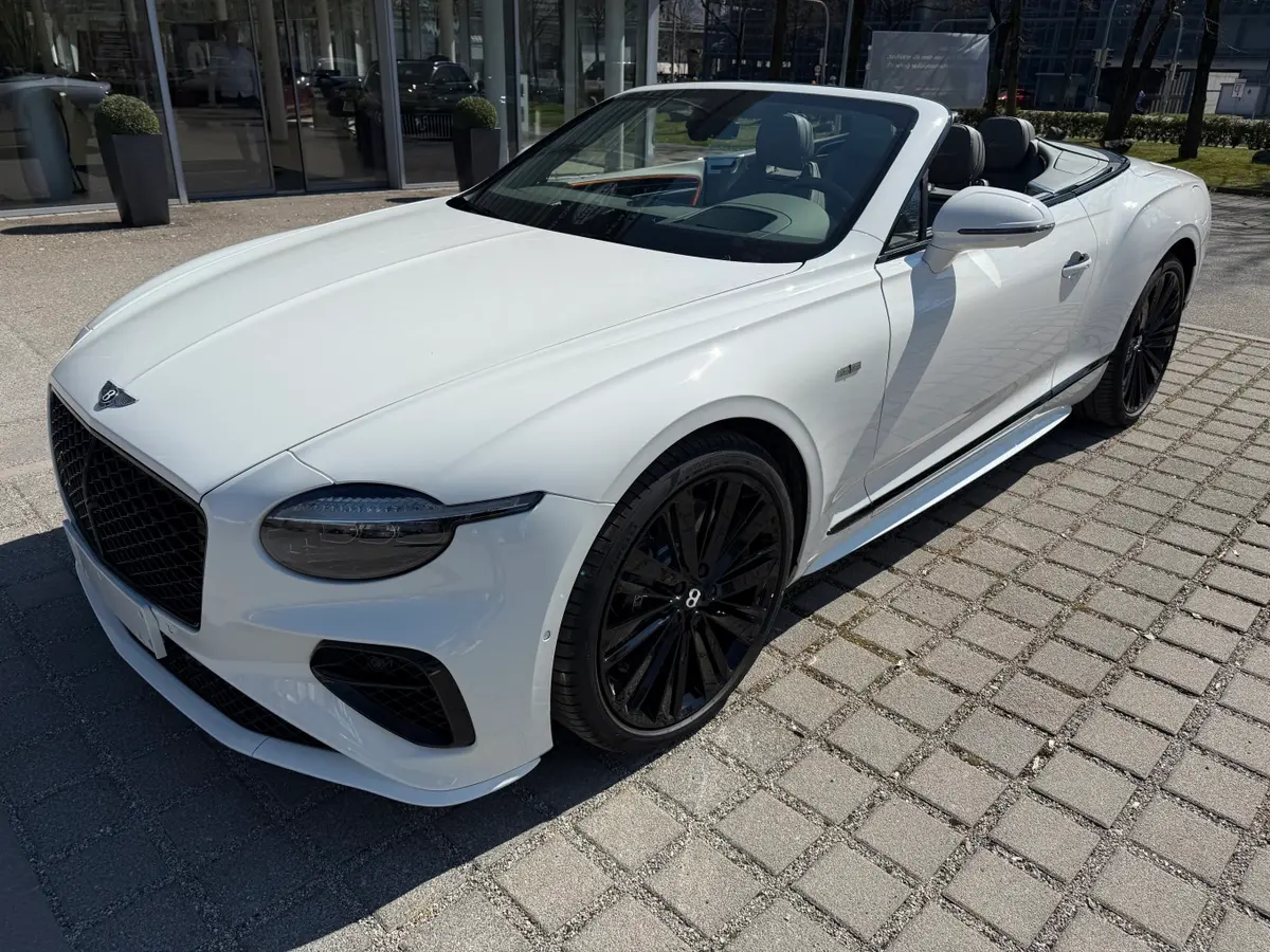 Bentley Continental GTC Speed 2025, salpicadero — Rome Luxury Cars, Roma. Bentley Continental GTC Speed en Roma El alquiler del Bentley Continental GTC Speed 2025…