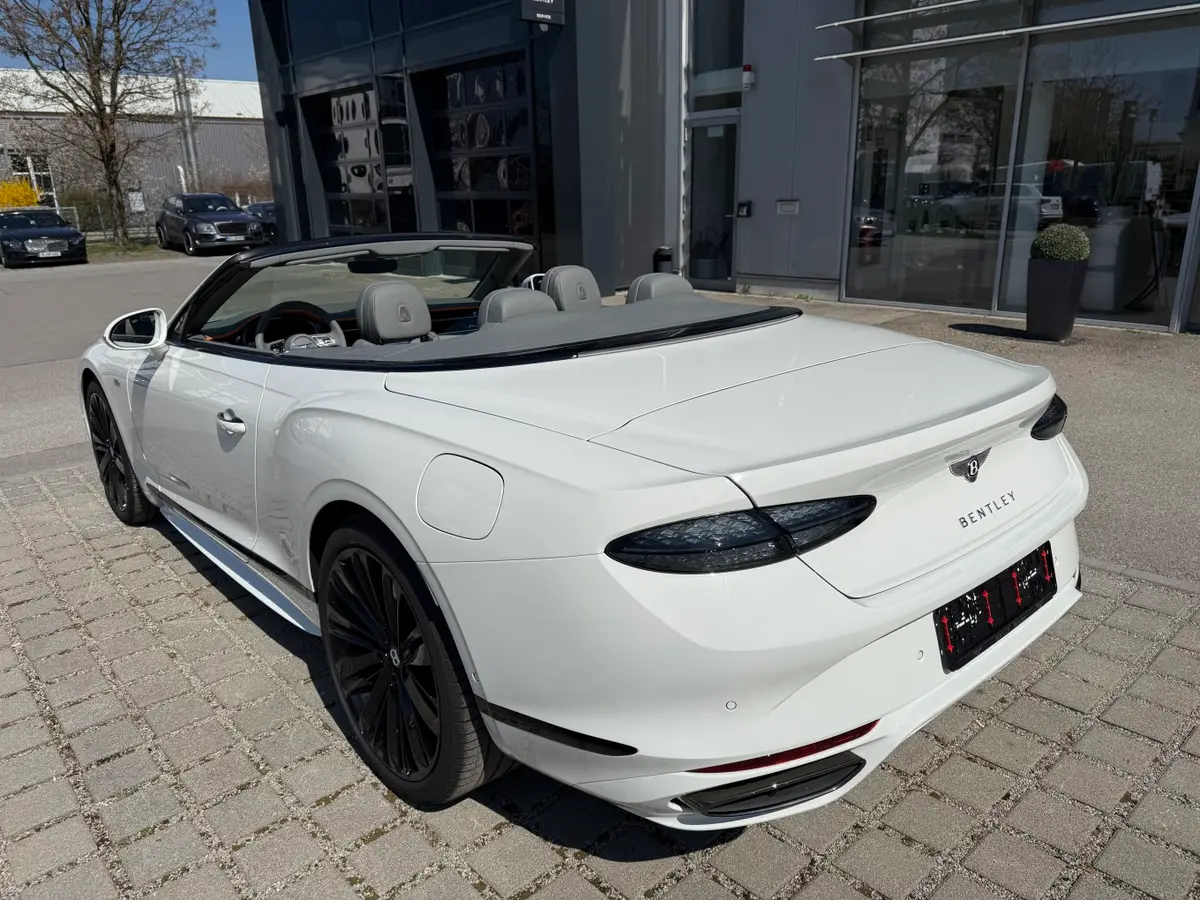 Bentley Continental GTC Speed 2025, perfil lateral — Rome Luxury Cars, Roma. Bentley Continental GTC Speed en Roma El alquiler del Bentley Continental GTC Speed 2025…
