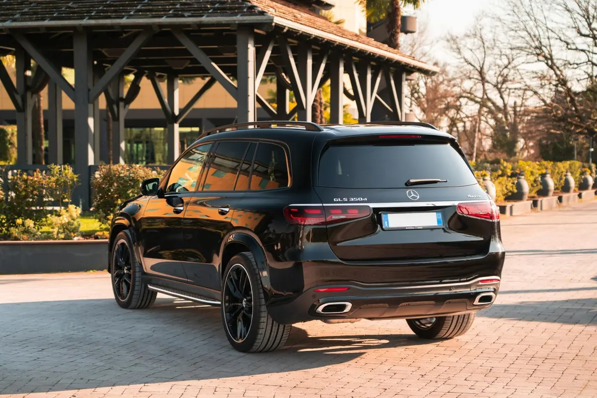 Mercedes Benz GLS-klasse 350 D Exclusive 7 Posti 2025, exterior — Rome Luxury Cars, Roma. Mercedes Benz GLS-klasse 350 D Exclusive 7 Posti en Roma El servicio de alquiler del…