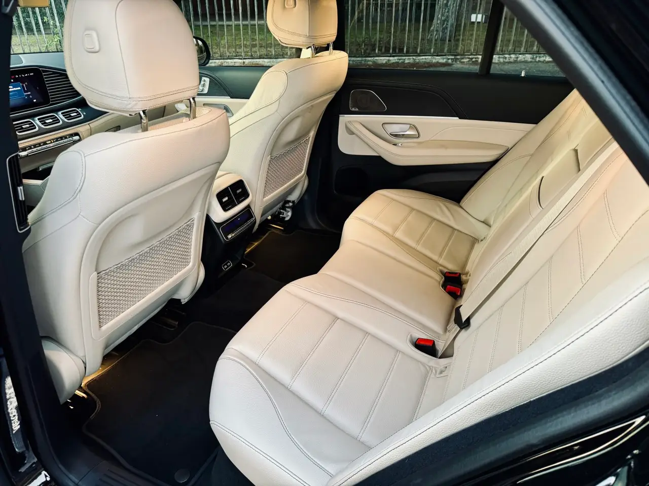 Mercedes Benz GLS Maybach 2022, vista frontal — Rome Luxury Cars, Roma. Mercedes Benz GLS Maybach en Roma El alquiler del Mercedes Benz GLS Maybach de 2022 en…