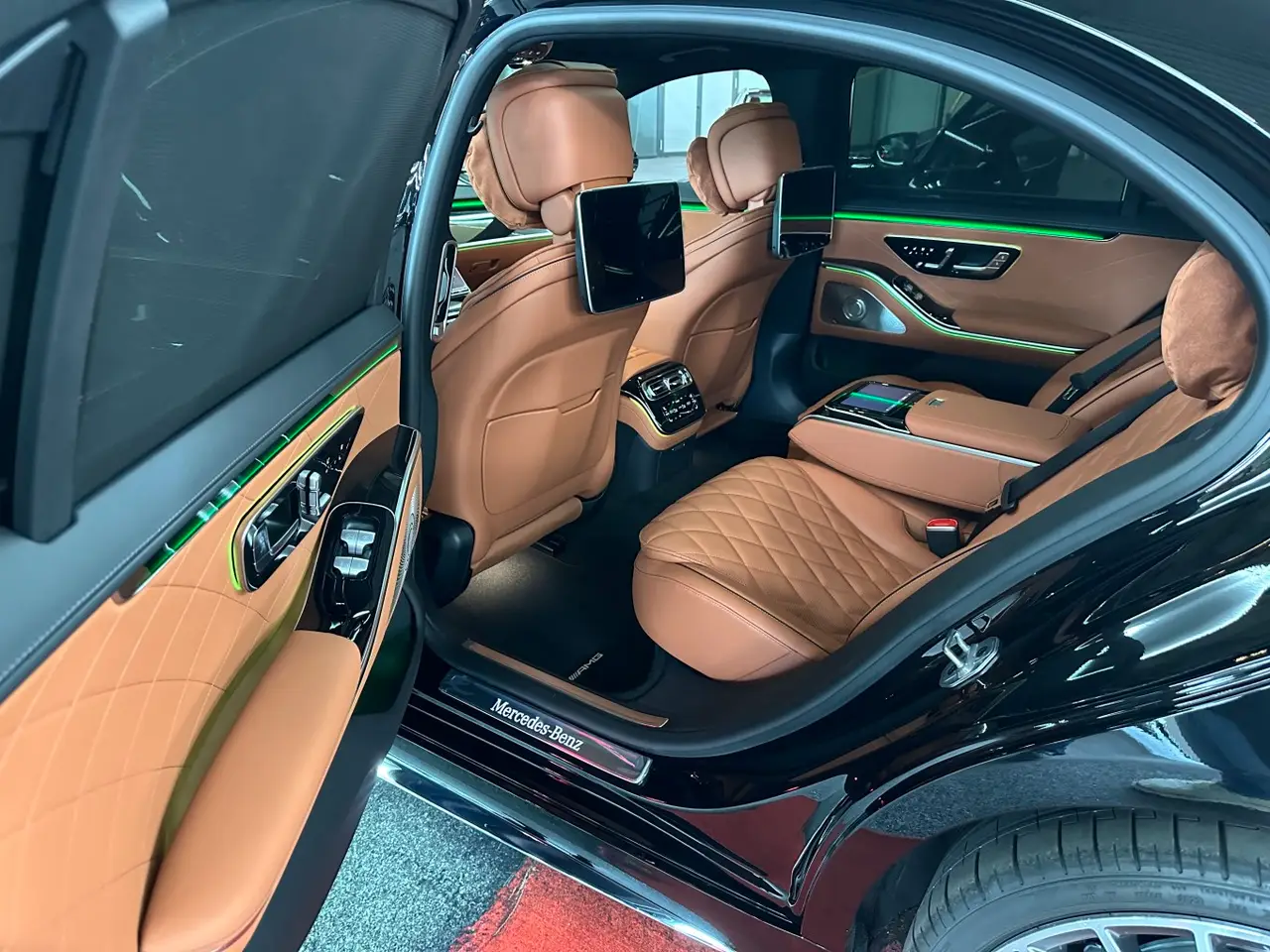 Mercedes Benz S-klasse S400 Long 4-Matic 2023, rear view — Rome Luxury Cars, Rome. Mercedes Benz S-klasse S400 Long 4-Matic in Rome The 2023 Mercedes Benz S-klasse S400…