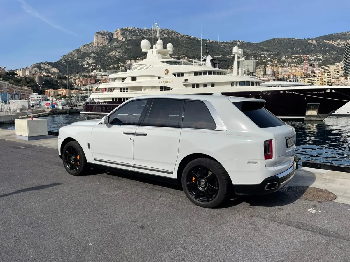 Rolls-Royce Cullinan 2022, exterior — Rome Luxury Cars, Rome. Rolls-Royce Cullinan in Rome The 2022 Rolls-Royce Cullinan is available for luxury hire…