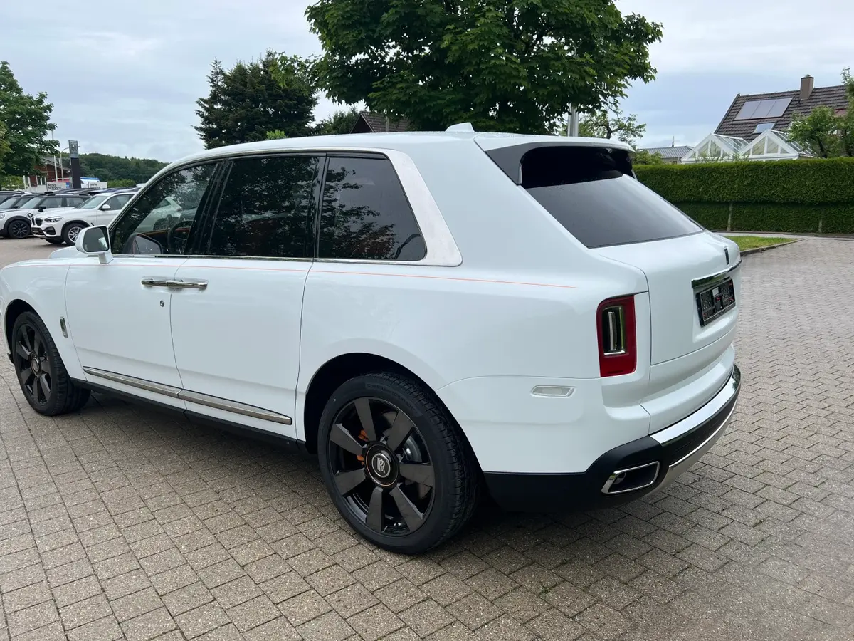 Rolls-Royce Cullinan 2022, side profile — Rome Luxury Cars, Rome. Rolls-Royce Cullinan in Rome The 2022 Rolls-Royce Cullinan is available for luxury hire…