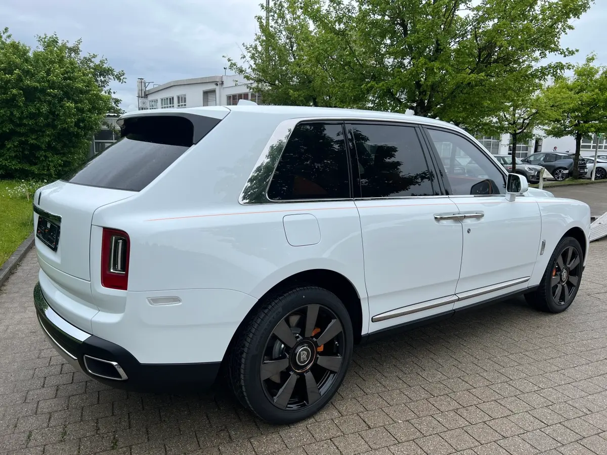 Rolls-Royce Cullinan 2022, exterior — Rome Luxury Cars, Rome. Rolls-Royce Cullinan in Rome The 2022 Rolls-Royce Cullinan is available for luxury hire…