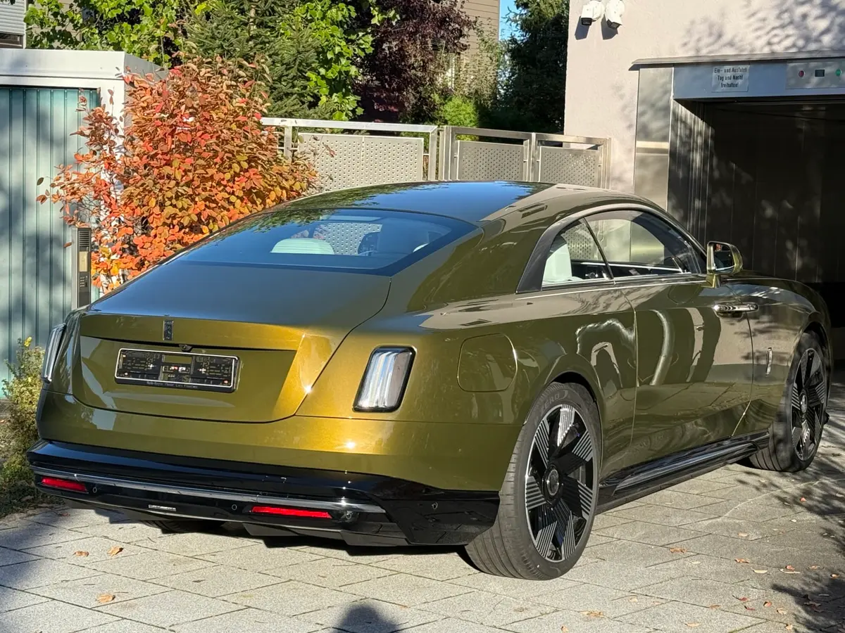 Rolls-Royce Spectre 2024, exterior — Rome Luxury Cars, Rome. Rolls-Royce Spectre in Rome The 2024 Rolls-Royce Spectre is available for luxury hire in…